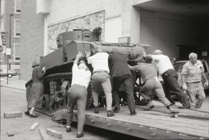 Staff and volunteers improvised the unloading of the Stuart tank upon its arrival.